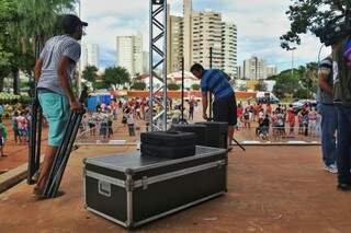 Equipamento de som começa a ser montado com atraso para apuração do Carnaval de Campo Grande (Foto: Fernando Antunes)