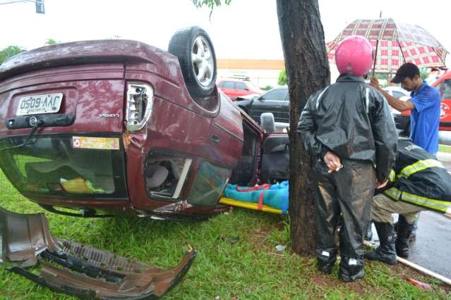 Casal e crian&ccedil;as feridos em colis&atilde;o e capotagem de Corsa est&atilde;o no hospital