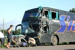 Ônibus teve parte dianteira danificada após colisão. (Foto: PC de Souza/Edição de Notícias)