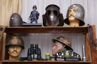 Entre os itens favoritos, os capacetes são relíquias da guerras que marcaram o passado (Foto: Kísie Ainoã)