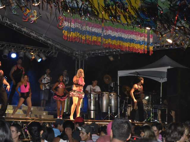  Carnaval em Bonito tem bloco interditado e folia fora da avenida