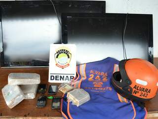 Tvs, celulares, dinheiro, tabletes de pasta base e o uniforme de mototaxista de Edson (Foto: Minamar Júnior)
