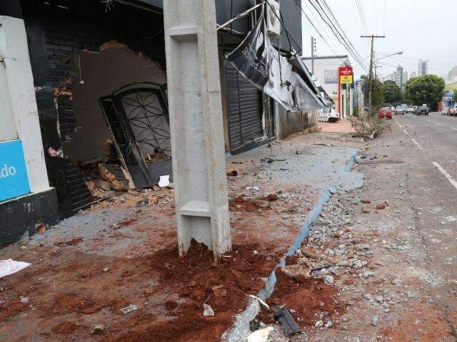 Motorista sem CNH bate carro em poste, derruba muro e atinge moto 