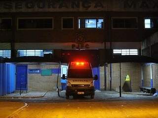Viatura na frente do complexo penal de Campo Grande, já no começo da noite desta terça (Foto: Alcides Neto)