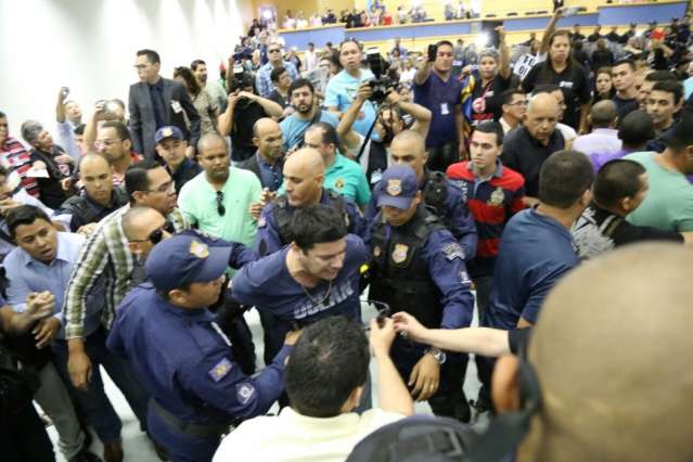 C&acirc;mara refor&ccedil;a de seguran&ccedil;a de sess&atilde;o de amanh&atilde; para votar Processante