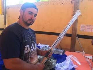 Eletricista, Marcos Souza, de 34 anos, aproveitou o bazar para comprar três varas de pesca (Foto: Fernanda Palheta)