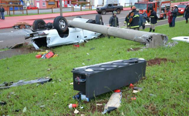  &Eacute; grave estado de sa&uacute;de de motorista de carro que derrubou poste na Afonso Pena