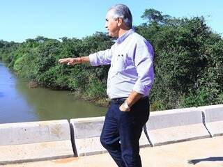 O governador Reinaldo Azambuja durante visita a uma das pontes de concreto construídas na sua gestão (Foto: Governo do Estado: Divulgação)