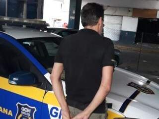 Teodoro logo após ser detido pelos policiais municipais. (Foto: Divulgação) 