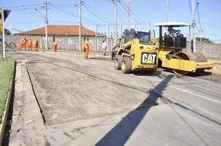 A obra acontece por conta de ondulações que existiam na pista (Foto: Marcelo Calazans)