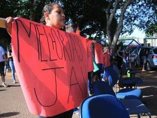 Com cartazes, estudantes bloquearam acesso a bloco próximo ao Lago do Amor (Foto: Marina Pacheco) 