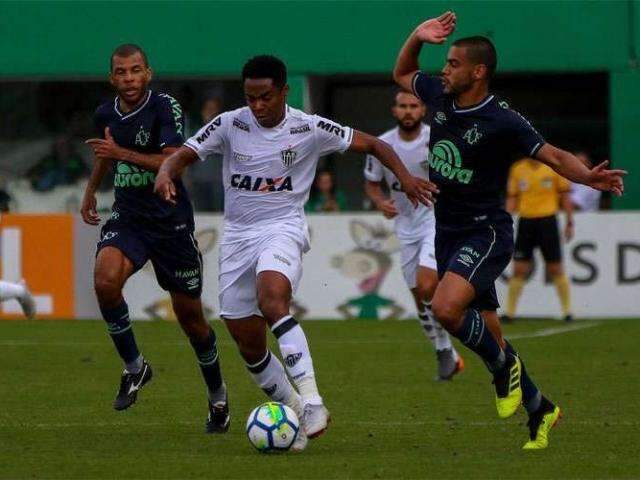 Chapecoense vence o Galo e fica mais longe da zona do rebaixamento