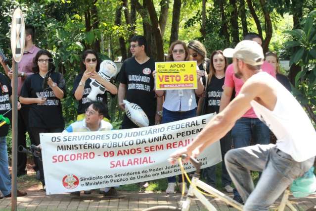 Presidente do STF &eacute; recebido com protesto de servidores na Capital 