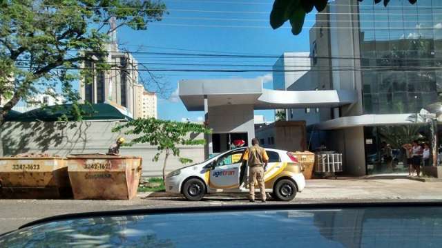 Agente de tr&acirc;nsito &eacute; flagrado estacionando carro oficial na faixa de pedestres