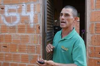 Jardineiro José Roberto Areco, de 47 anos, que mora na mesma rua defende que depende do horário. (Foto: Kísie Ainoã)