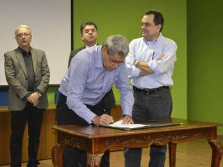 Puccinelli assinou hoje decretos ambientais, durante evento do Dia do meio AMbeinte, no Imasul (Foto: Mariana Lopes)
