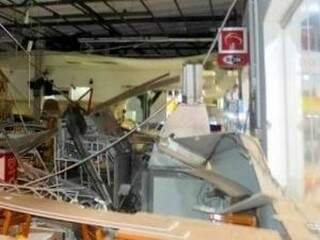 O local onde ficam as máquinas ficou destruído. (Foto: Diego Oliveira/ Cenário MS)