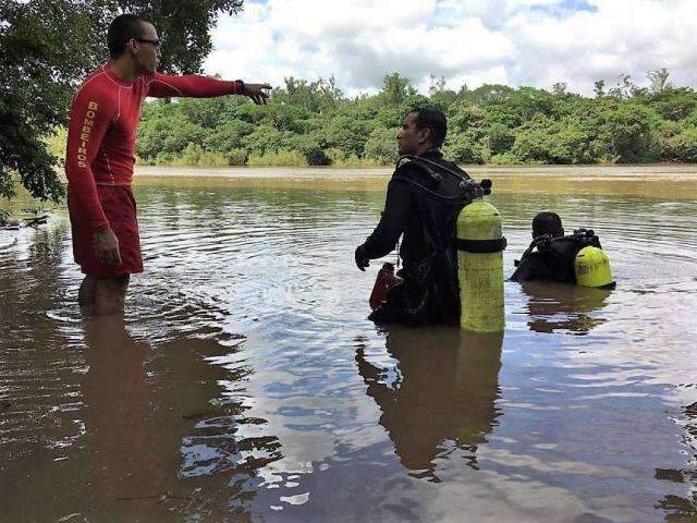 Bombeiro encontra corpo de pedreiro que desapareceu em c&oacute;rrego com filho