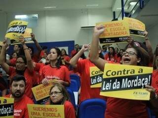 Educadores durante protesto na Câmara Municipal, em outubro de 2017, quando foi realizada audiência sobre Escola Sem Partido. (Foto: Marina Pacheco/Arquivo).