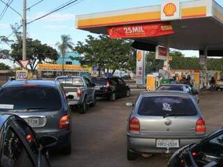 Fila para abastecer em posto de gasolina: motoristas têm medo de ficar a pé se combustível acabar nas bombas (Foto: Marina Pacheco)