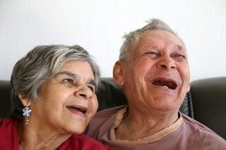 O casal que sorri mesmo sem ter todos os dentes. (Foto: Fernando Antunes)