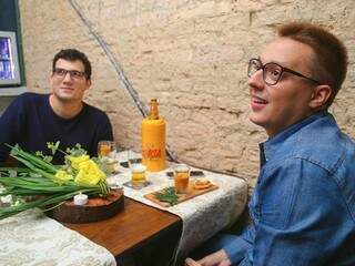 Lucas e Breno são fãs do programa que estimula os amigos a novas experiências culinárias. (Foto: Marcos Ermínio)