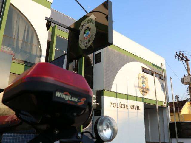 Bandidos arrombam casa, batem carro durante fuga e abandonam comparsa