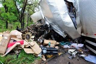 Caminhão baú ficou destruído. (Foto: Márcio Rogério/Nova News)