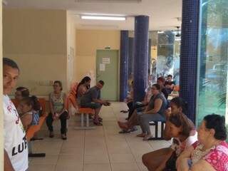 Pacientes aguardam por atendimento na UPA da Vila Almeida: demora recorrente (Foto: Mirian Machado)