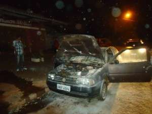Dois carros s&atilde;o incendiados em Dourados; suspeito est&aacute; foragido