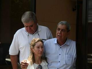André Puccinelli abraçado com a filha e deputado federal Carlos Marun atrás (Foto: Marcos Ermínio)