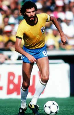  Ex-jogador S&oacute;crates morre depois de tr&ecirc;s dias internado em S&atilde;o Paulo