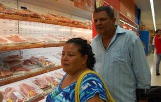 Família diminuiu os churrascos e agora come mais frango para economizar. (Foto: Simão Nogueira)