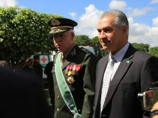 Comandante do CMO, o general Lourival Carvalho Silva, ao lado do governador Reinaldo Azambuja (Foto: Marina Pacheco)