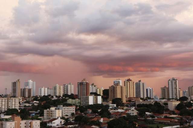 Meteorologia prev&ecirc; muito calor e chuva forte no Carnaval no Estado