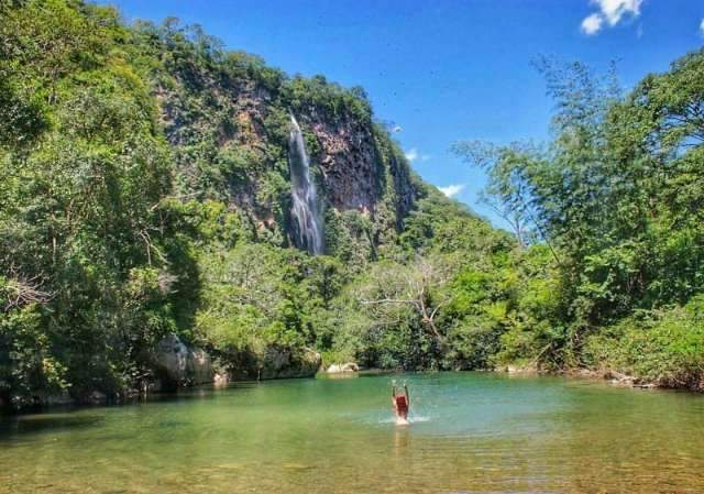 Per&iacute;odo de estiagem seca cachoeira de 156 metros, a maior  do Estado