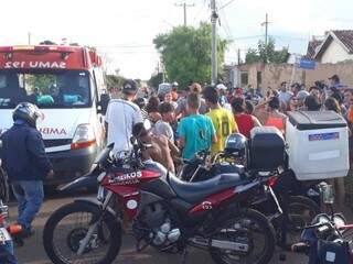 Acidente chamou a atenção e causou tumulto em rua do Portal Caiobá. (Foto: Direto das Ruas)