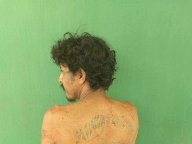Homem &eacute; preso ensanguentado, ap&oacute;s agredir e amea&ccedil;ar mulher de morte 