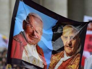 Papa João XXIII e João Paulo II foram canonizados. 