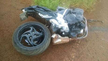 Motocicleta &eacute; partida ao meio ap&oacute;s colidir na traseira de ve&iacute;culo