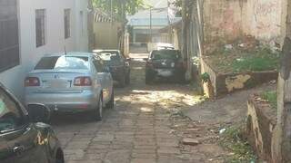 Carros interditando a Travessa Pimentel na região central de Campo Grande (Foto: Direto das ruas) 
