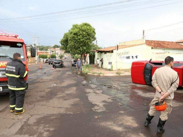 Carro tomba ap&oacute;s batida e tr&acirc;nsito fica interditado na Rua Brilhante 