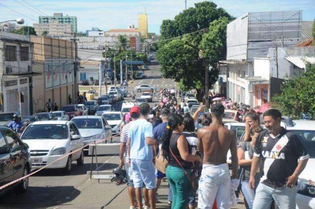 No pen&uacute;ltimo dia do prazo, fila para biometria interdita faixa de avenida