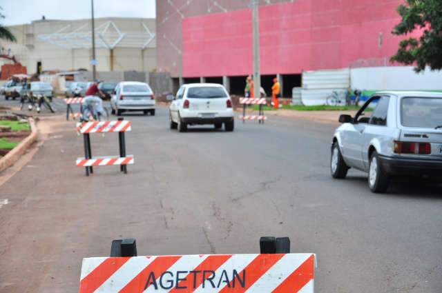  Motociclista sofre acidente colidindo com placa de tr&acirc;nsito