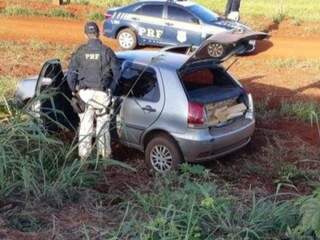 Agente da PRF vistoriando o veículo com a droga. (Foto: Rio Brilhante em Tempo Real) 