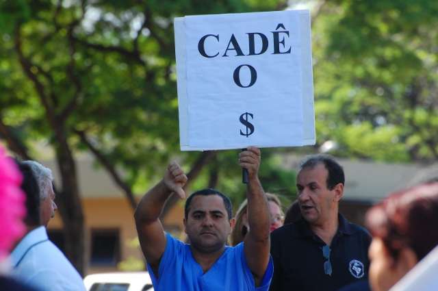 Trabalhadores aprovam greve por tempo indeterminado no HU