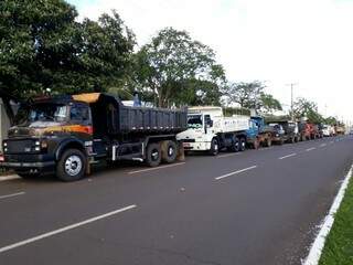 Caçambeiros reunidos na Avenida Afonso Pena (Foto: João Paulo Cacho)