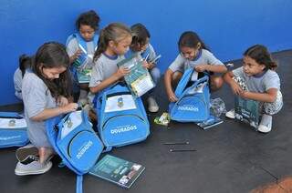 Estudantes de escolas da Rede Municipal de Ensino estão recebendo novos uniformes, mochilas e kit de material escolar (Foto: Divulgação/A. Frota)