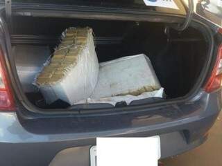 Droga escondida no porta-malas do veículo apreendido com jovem de 20 anos (Foto: Divulgação/PRF)