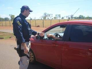 Policial faz abordagem na BR-163, em Campo Grande. (Foto: Marina Pacheco) 